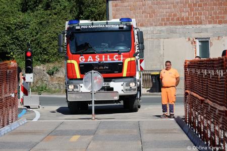 Začasni most v Stranjah povezal levi in desni breg Kamniške Bistrice (26)